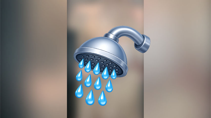 Je me doigte sous la douche.
