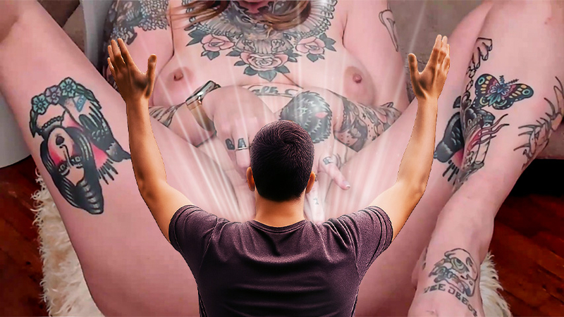 Une déesse entièrement nue qui adore la chatte. Gros plan