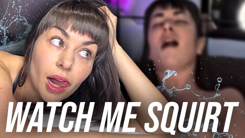 Regarde-moi jouir fort et gicler à la fin