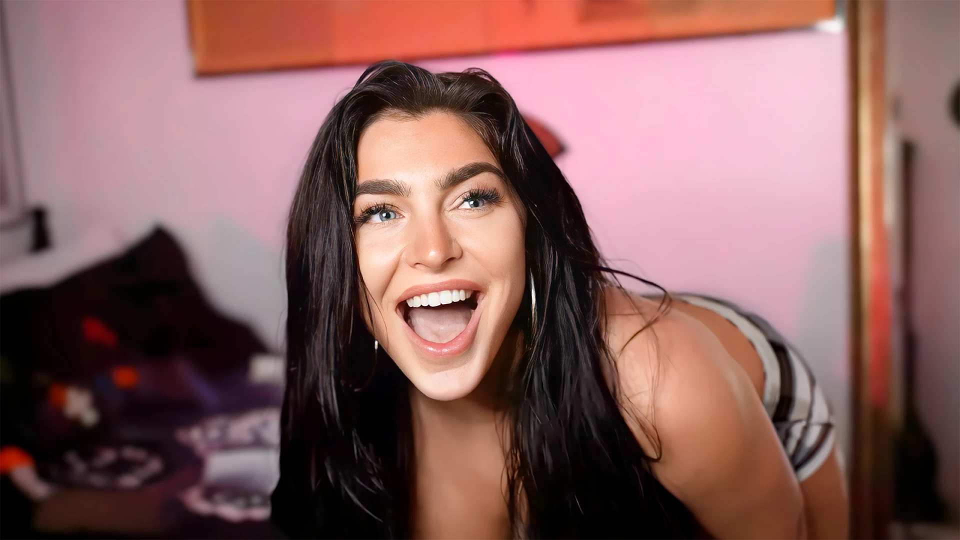 EmjayPlays Enflamme la Sc&egrave;ne en Imprim&eacute; Z&eacute;br&eacute;