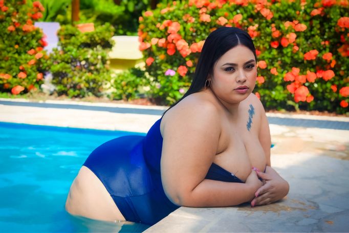 Maya_curvy