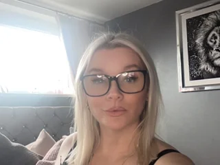 NaughtyBlondeMilf