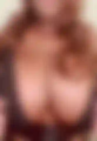 Taquinerie avec des seins gros et généreux.