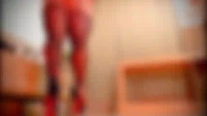 Je me sens sexy avec mes talons et mes bas. Tu aimes la façon dont mes couilles rebondissent ?