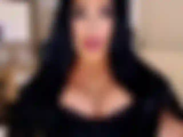 Est-ce que tu m'étouffe avec ta bite de toute façon ? Tu aimes la façon dont je suce profondément.