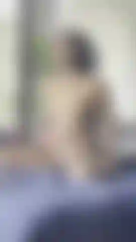 Adèle saute saute saute sans s'arrêter.