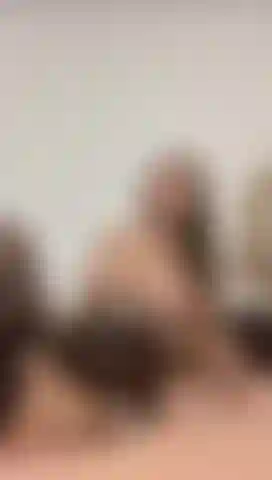 Je vous montre ma chatte parfaite et mes seins voluptueux...