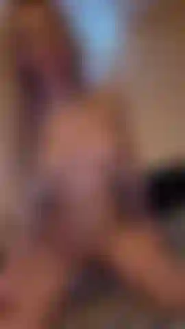 Je chevauche ta bite avant de m'endormir.