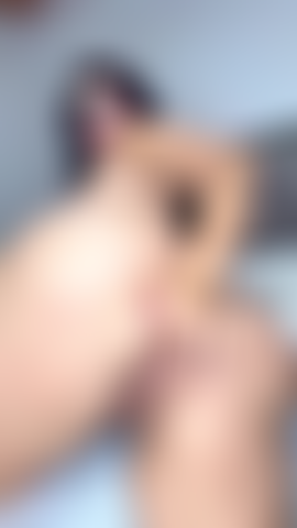 Nue, secouant mon cul pendant que je touche mon trou du cul et ma chatte dans le besoin.