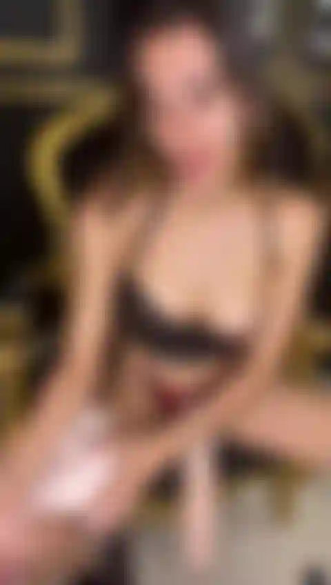 La bite de la déesse détruit mon trou.