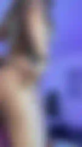 Je mets mon jouet dans mon trou du cul.