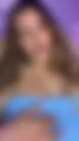 Regarde-moi sans rien sous ma jupe.