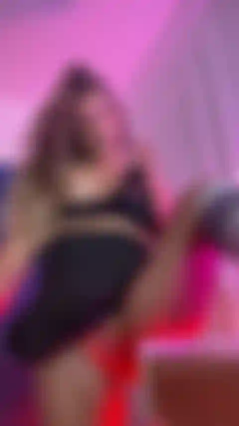 Je n'ai pas pu y résister et j'ai utilisé mon gode pour exercer ma chatte.