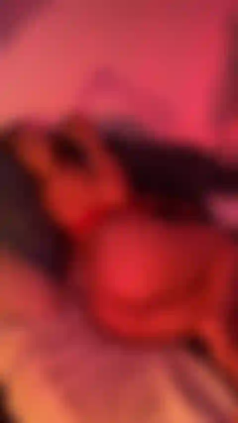 Je pénètre ma chatte au réveil le matin.