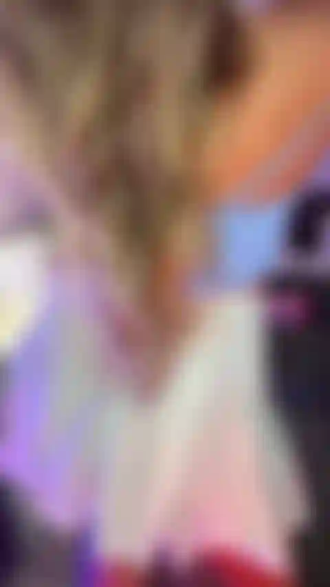 Regarde comment je touche mon trou du cul.