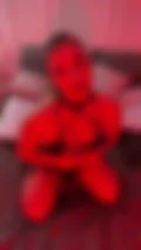 Je me donne une fessée sur les seins pour toi.