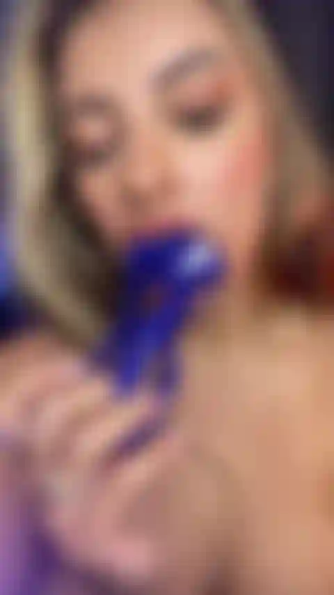 J'utilise ma culotte et mon jouet pour me faire plaisir.