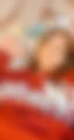 Regarde mes beaux pieds pendant que je me masturbe la chatte avec mes doigts, cela t'excitera beaucoup.