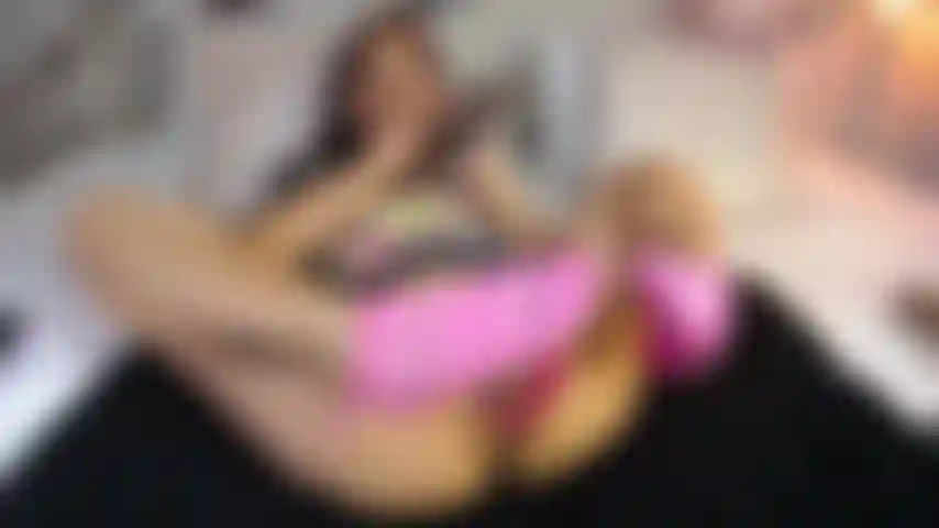 Tu veux profiter avec moi !!! Regarde comme je suce mon gode noir et me masturbe pour toi.