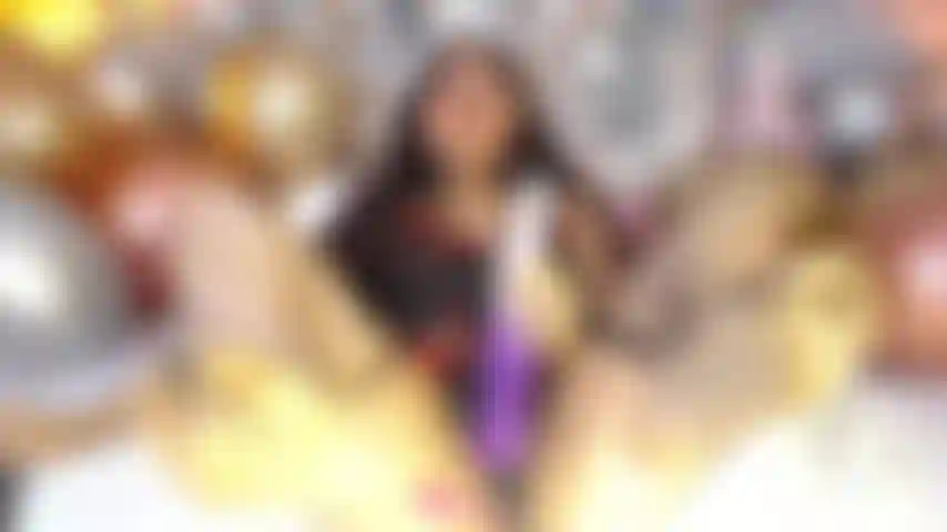 Chérie, c'est mon anniversaire et je voulais jouer avec ma très délicieuse chatte pour toi.