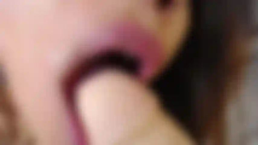 Comme c'est délicieux, alors que je te fais une pipe humide et que je te regarde pendant que je le fais jusqu'à ce que tu jouisses.