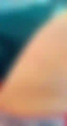 Je suis tellement excitée que je veux juste que tu voies comment je mets à nu mon corps délicieux et que tu vois ma chatte chaude parfaite. Oh mon dieu, regarde comme ma chatte est chaude pour toi.