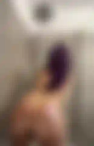 J'écrase mon cul huilé contre la vitre de la douche.