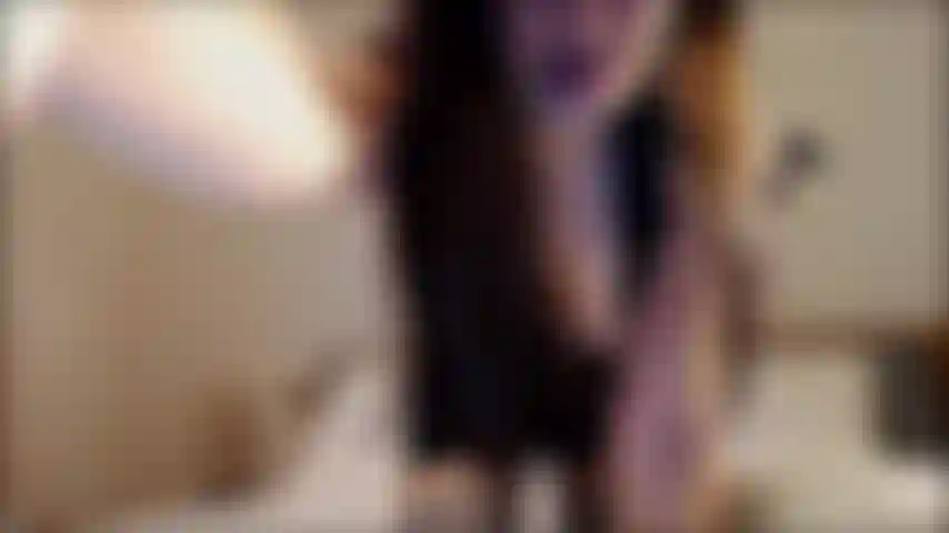 Regarde-moi dans une belle robe noire, puis je me déshabille, montre mes aisselles poilues, mon cul poilu rond, ma chatte poilue au doigt, joue avec le clitoris jusqu'à ce que je jouisse.