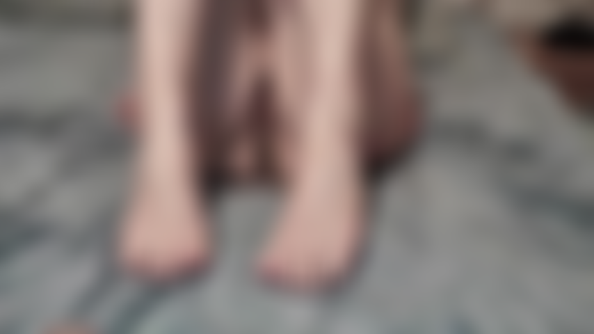 Je montre mes pieds et je joue avec un gode.