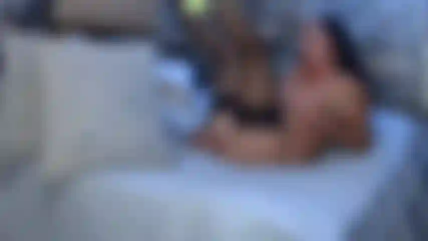 Pussy joue avec ma sex machine.