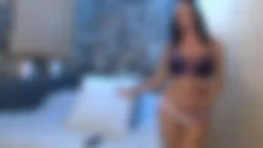 Je suce un gros jouet et une gorge profonde seins nus.