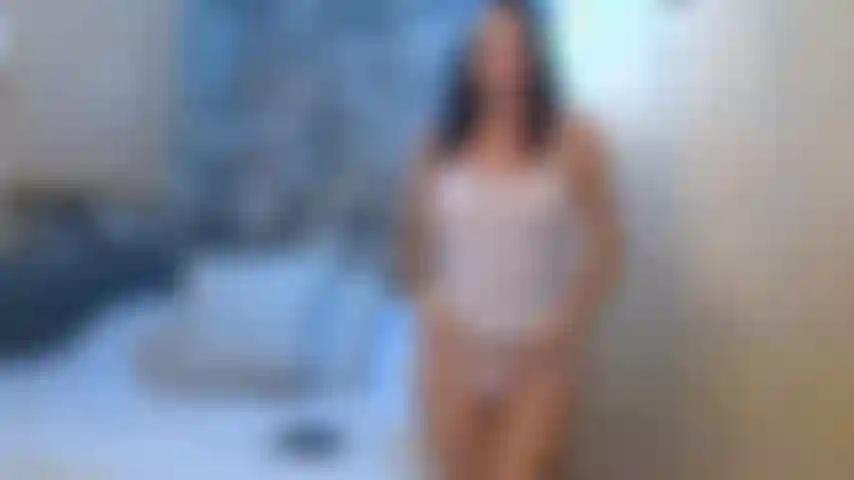 T-shirt mouillé taquinant et tétons durs.