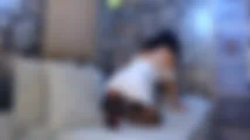 Profitant de ma machine sextoy dans ma chatte humide / doggy.