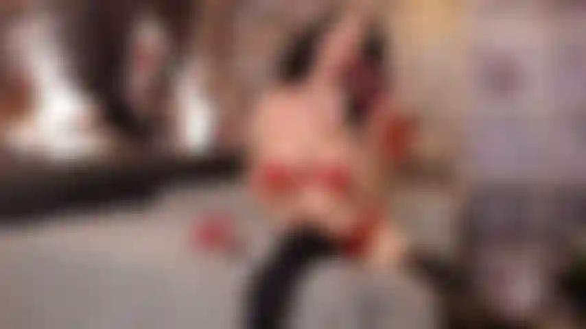 Je baise la chatte en solo avec mes talons hauts rouges et je me lèche les talons !