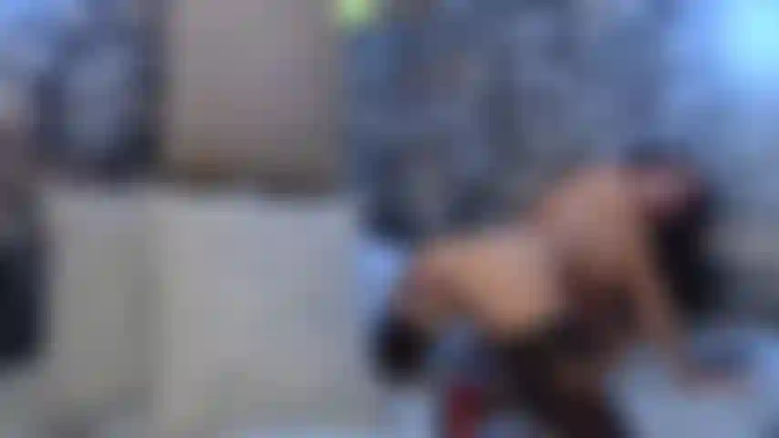 Anal jouant avec une grosse machine à sexe en levrette.