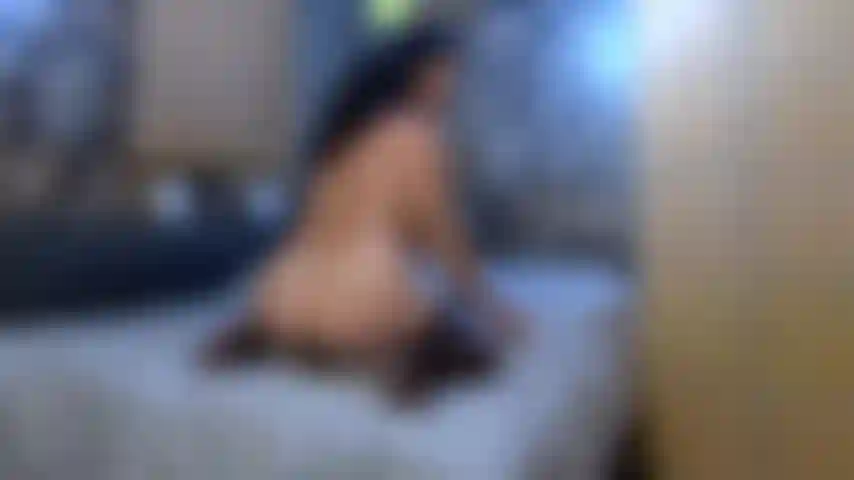 Cowboy inversé anal chevauchant un jouet noir.