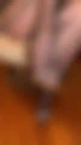 Jambes et pieds en collants noirs transparents dans de sexy stilettos de milf. Regarde mes jolis pieds pendant que tu te branles.