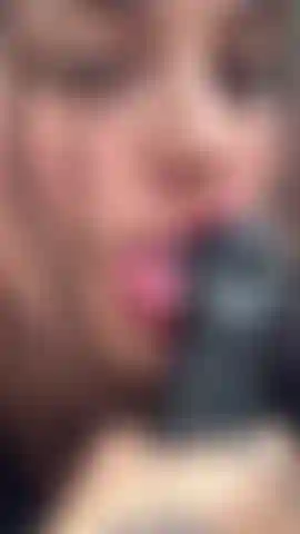 Je teste ta bite noire, tu aimes comment je la suce pour toi.