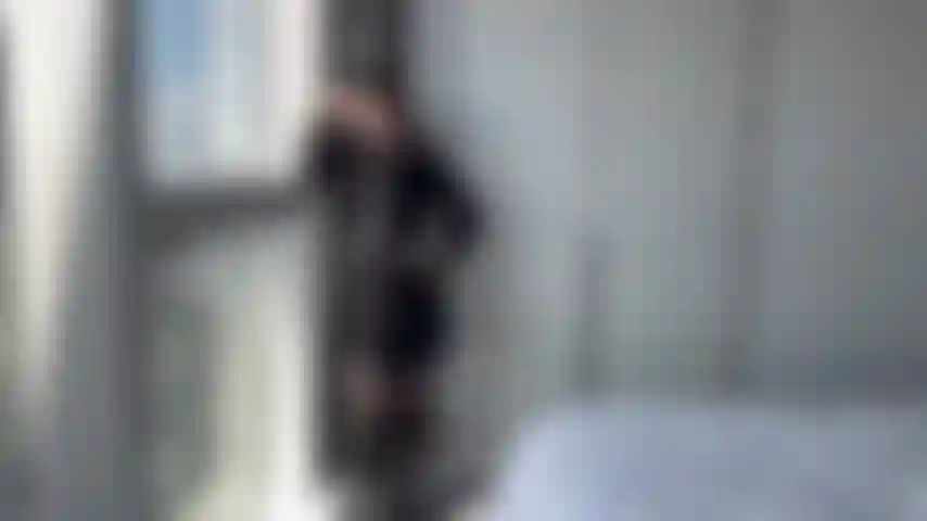 Le travail était stressant, j'ai besoin de jouer - je rentre d'une journée de travail stressante. J'ai besoin d'un bon soulagement alors bien sûr je joue. Tu me regardes doigter ma chatte puis utiliser mon vibromasseur. J'imagine ta bite jouir à l'intérieur de moi. Pendant que je suis encore si excitée en gardant mon vibromasseur allumé, je te dis de jouir sur mon trou du cul.