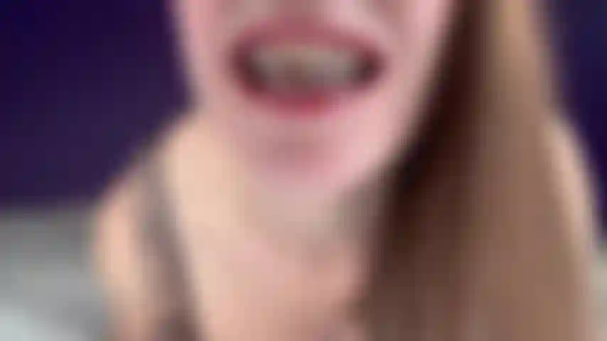 Je ne devrais pas faire de gorge profonde avec mon appareil dentaire - je ne devrais vraiment pas faire de gorge profonde avec mon appareil mais je le fais quand même parce que je sais que ça te fait jouir. Je commence par montrer mon appareil dentaire et les élastiques que je suis censée porter tout le temps. Ensuite on fait de la gorge profonde tête au-dessus du lit. Beaucoup de bave et de salive sur tout mon visage. (12 Minutes et 18 secondes).