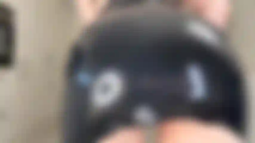 Défilé de mode, plugs anaux & flexibilité - en commençant avec mon latex qui se dézippe très rapidement. Regardez-moi marcher de long en large en faisant mon défilé. J'essaie 4 plugs métalliques différents que vous pouvez me regarder glisser dedans et dehors en faisant de l'anus à la bouche. Quelques tours de flexibilité en chemin mettant en valeur mon corps nu et les plugs. Pas de paroles de ma part pendant cette vidéo, écoutez juste tous les sons sexy de mes talons à sandales pendant que je me déplace.