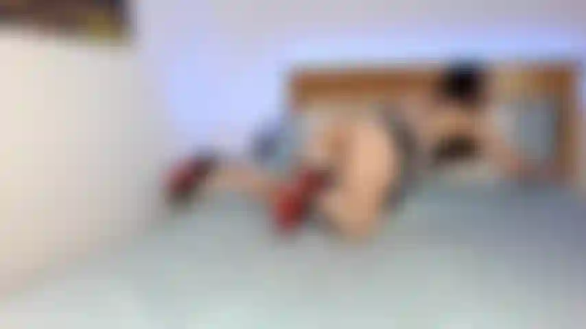 Une coquine femme de chambre fait un dp avec 2 godes.