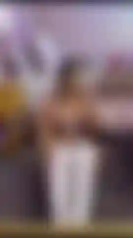 Mes longs doigts coincés dans ma chatte très humide.