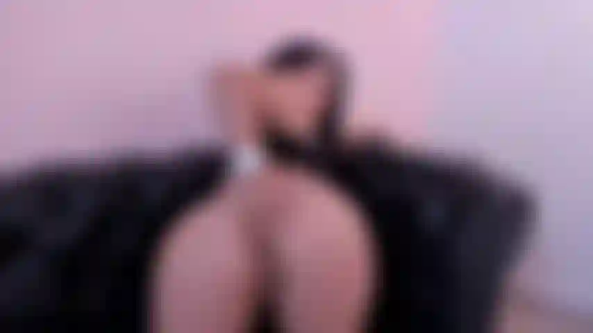 Jouer avec mes doigts dans mon gros cul devient agréable, mais j'adorerais que ce soit ta grosse bite !!