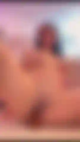 Ma chatte est grande ouverte et humide.