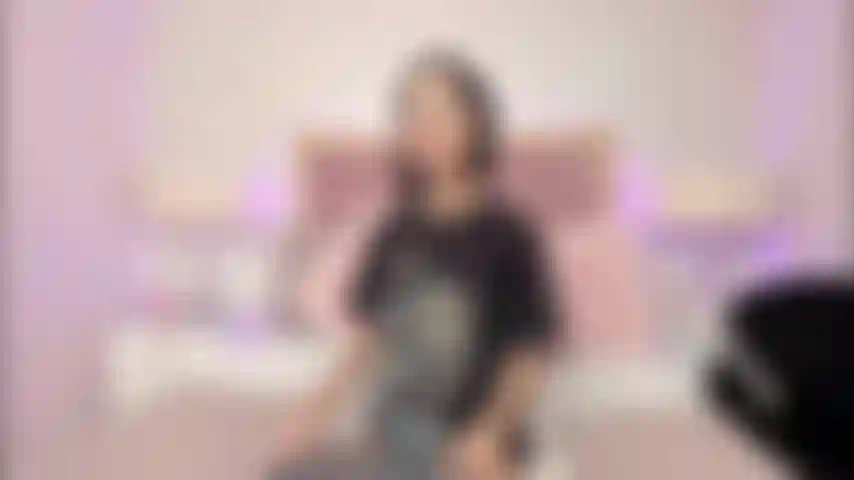 Je me mets nue pour toi chérie.