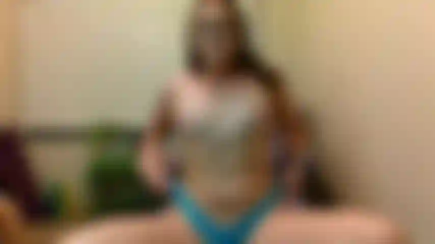 Martelez ma petite chatte s'il vous plaît pour que je puisse gicler.