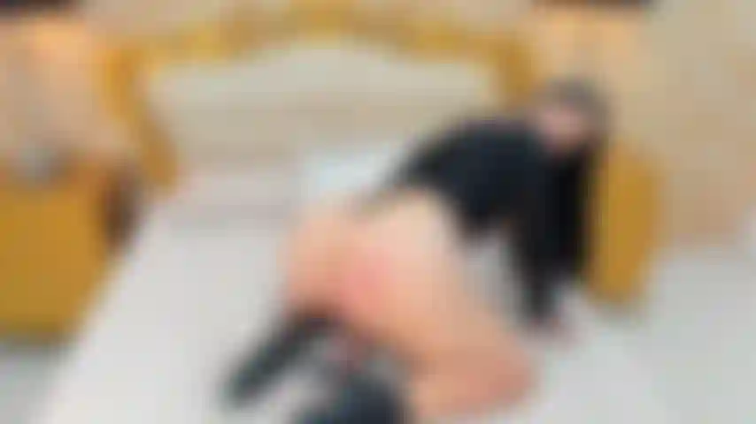 Je me donne une fessée en sautant une bite.