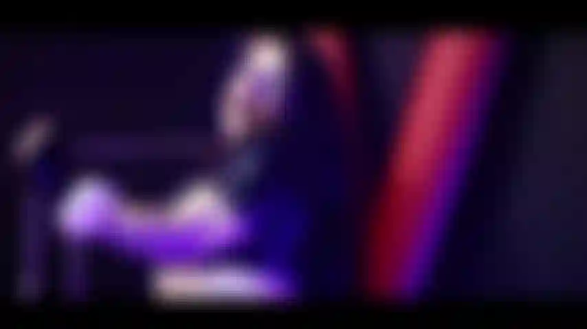 Une fille sexy vêtue de vêtements en cuir et de chaînes.