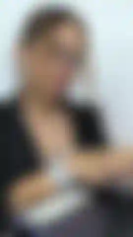 Elle a perdu le contrôle du vibromasseur, ça la fait gémir de plaisir total.